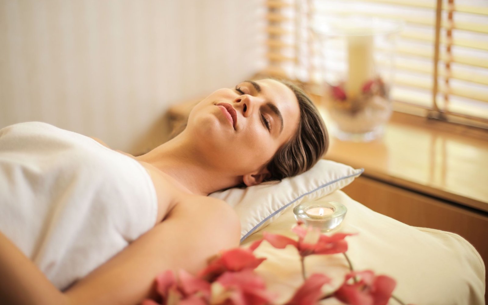 Hot stone massage met warme stenen op de rug tijdens een spa-behandeling
